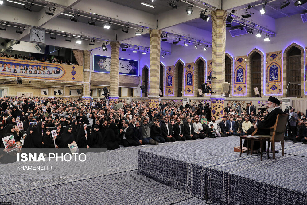 مزاح رهبر انقلاب با شعار یکی از حضار در حین سخنرانی