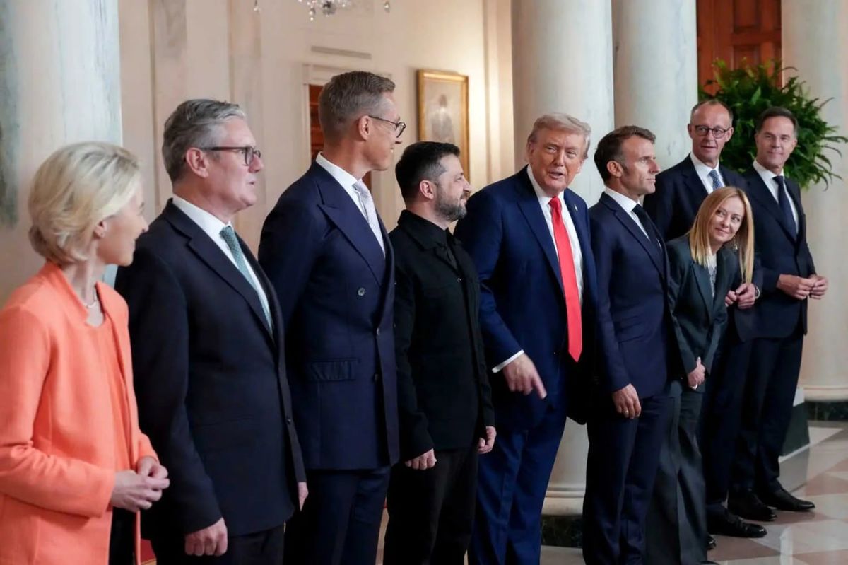 راز این جعبه‌های روی میز ترامپ چیست؟ +تصویر