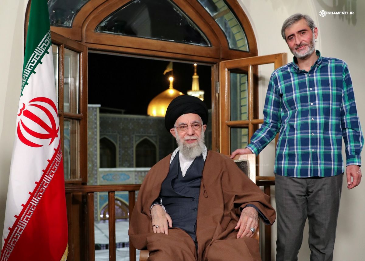 تصویری از شهید مصباح‌الهدی باقری در کنار رهبر شهید انقلاب 