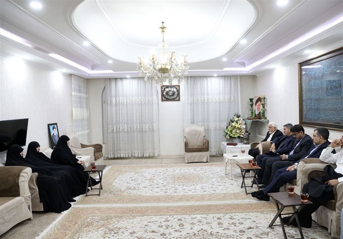 دیدار عارف با خانواده شهیدان رئیسی و رحمتی