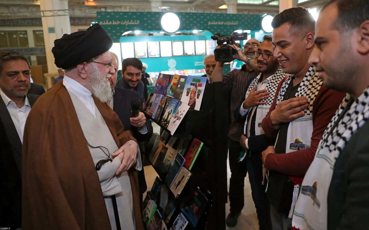 رهبر انقلاب: هیچ چیزی جای کتاب را نمی‌گیرد