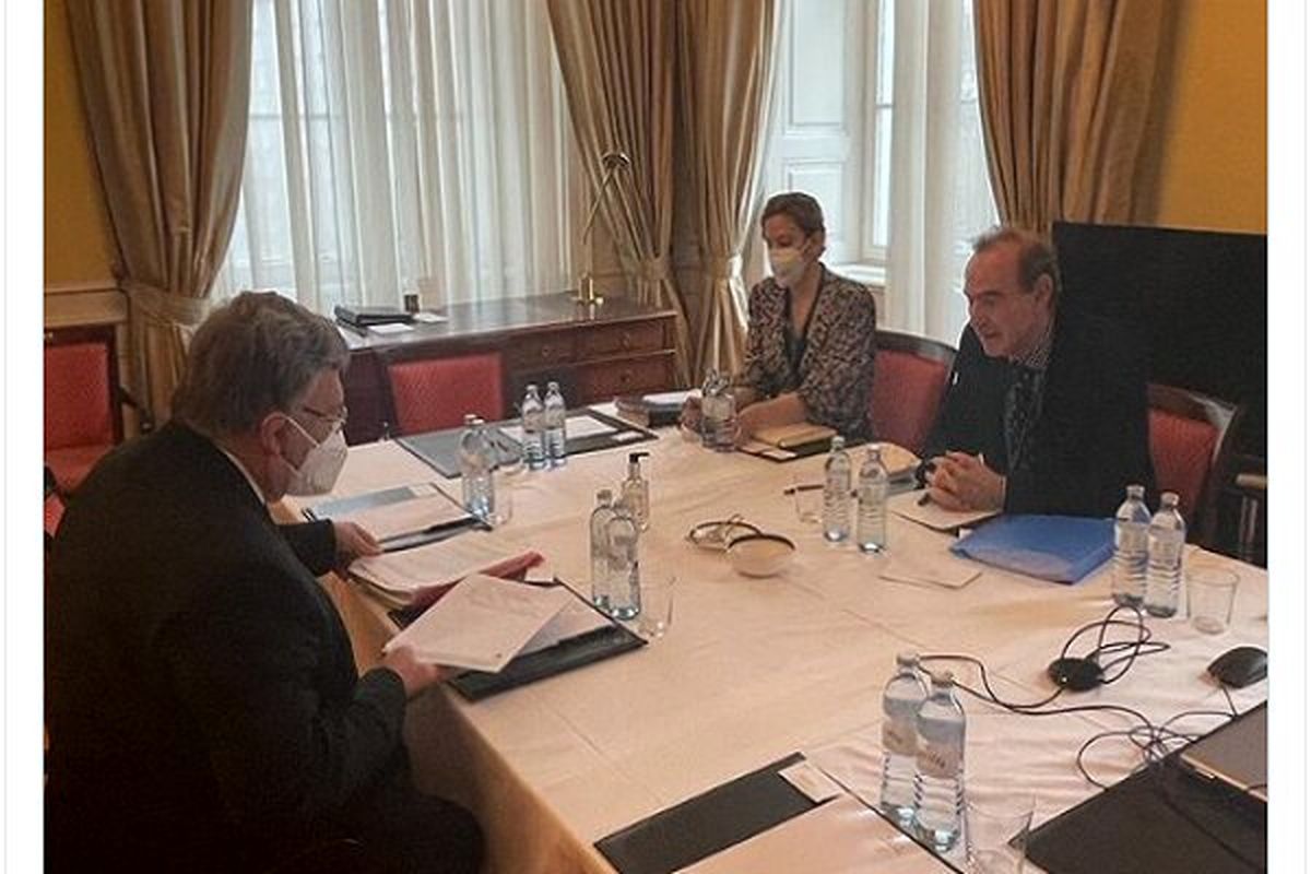 اولیانوف: دیدار با «انریکه مورا» برای برچیدن تحریم‌ها بود