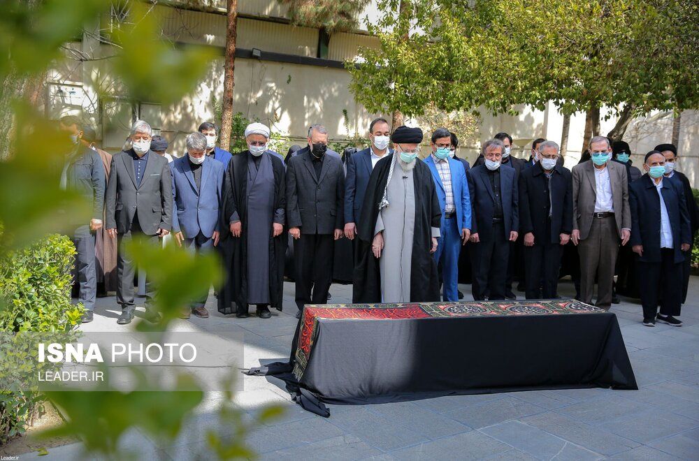 تصاویر: اقامه نماز رهبری بر پیکر همسر شهید آیت‌الله مطهری