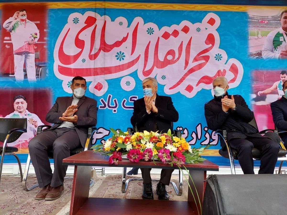 عکس: حضور وزیر ورزش در جشن انقلاب