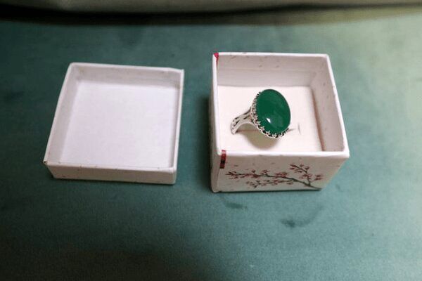 هدیه رهبر انقلاب به همسر شهیدی که انگشت و انگشتر شهیدش را ربودند +عکس