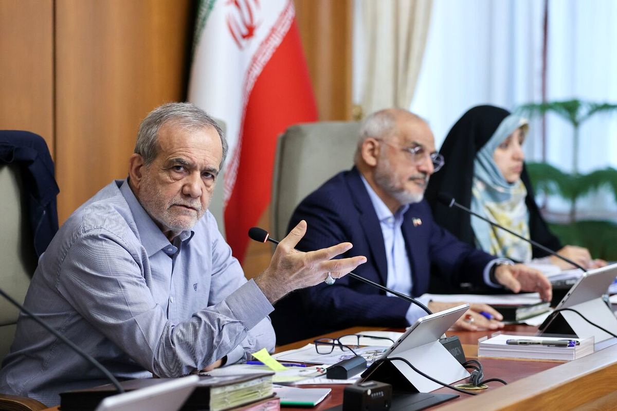 رئیس‌جمهور: هر مقرره‌ای که موجب فشار اقتصادی بر زندگی مردم شود، باید سریع اصلاح شود