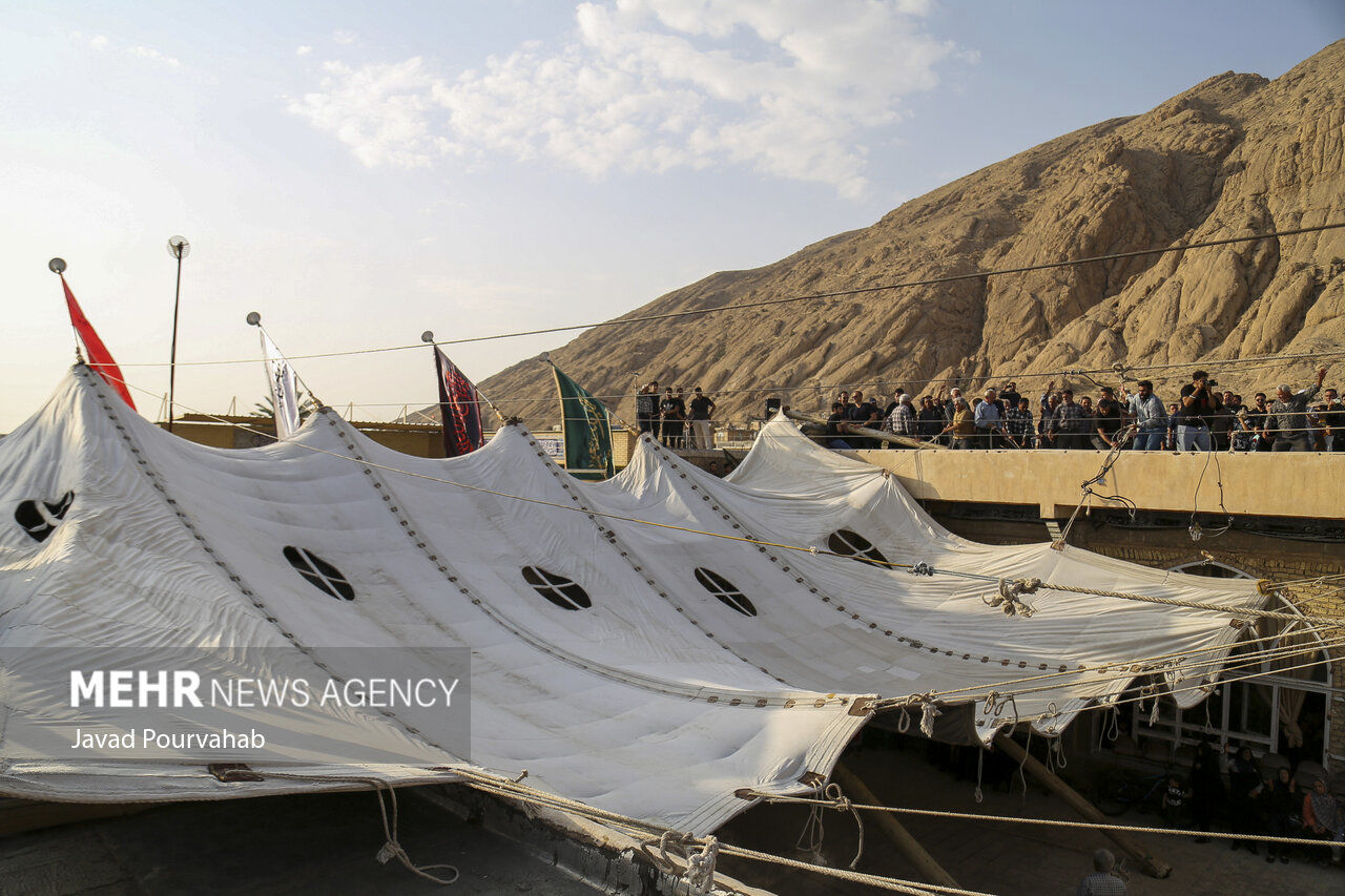 تصاویر: برافراشتن خیمه‌ عزای حسینی در زرقان