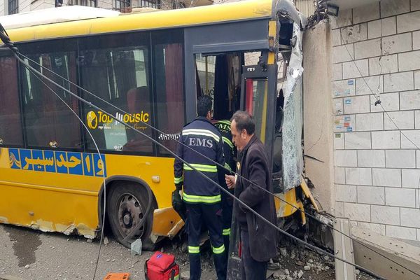 اولین تصاویر از تصادف هولناک در تهران / برخورد اتوبوس با مانع در خیابان مخبری