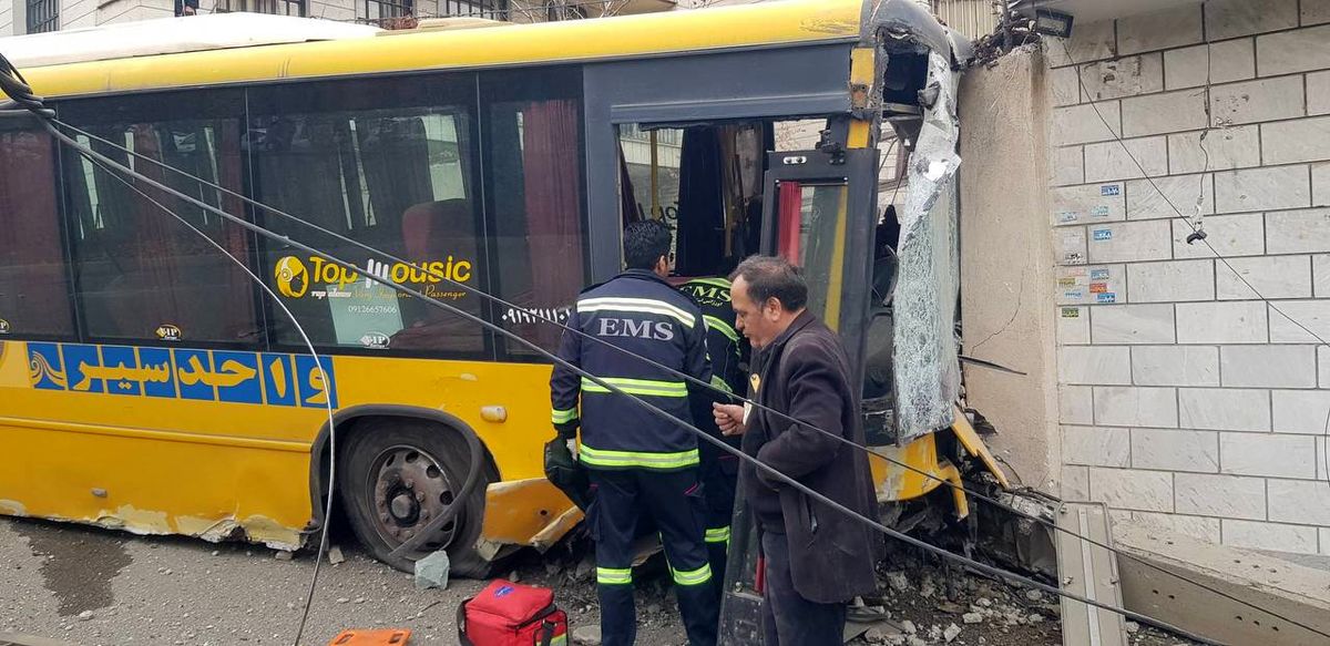 اولین تصاویر از تصادف هولناک در تهران / برخورد اتوبوس با مانع در خیابان مخبری