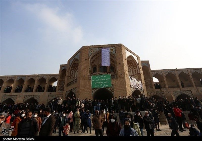 موجسواری اغتشاشگران در زایندهرود بیآب