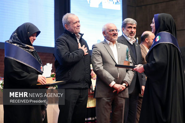تصاویر: حضور پزشکیان در همایش ملی تکریم خیرین مدرسه‌ساز