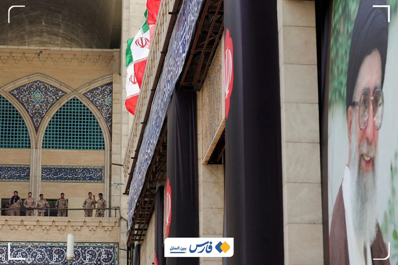 ادای احترام خانواده امام خمینی(ره) به پیکر مطهر رهبر شهید