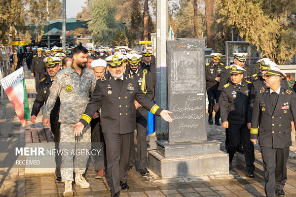 تصاویر: ادای احترام فرماندهان نیروی دریایی ارتش به مقام شهدا در بهشت زهرا (س)