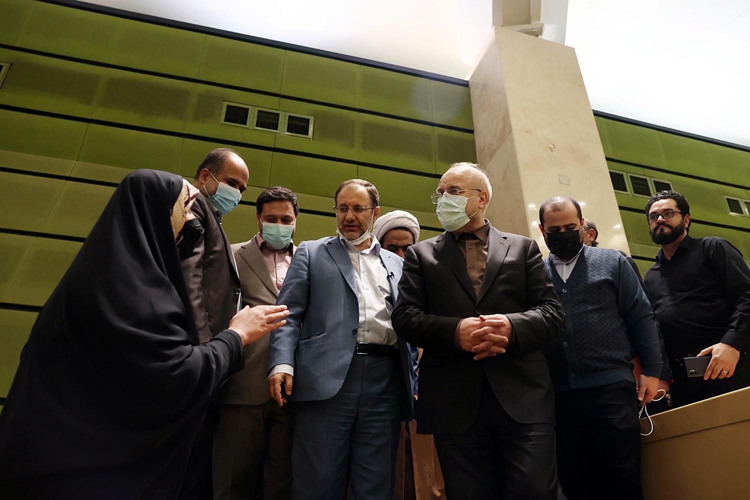 عکس یادگاری رئیس مجلس با خبرنگاران در مجلس