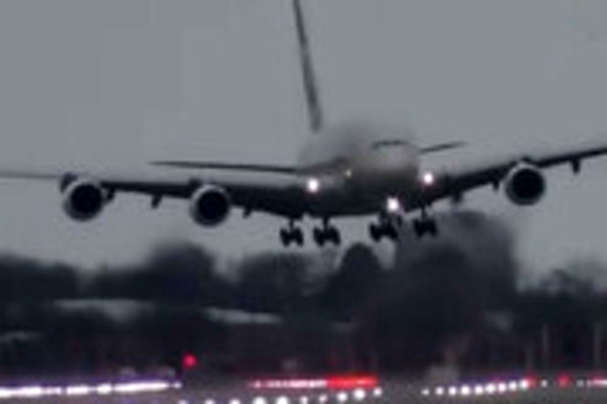 جدال هواپیمای مسافربری با طوفان +فیلم