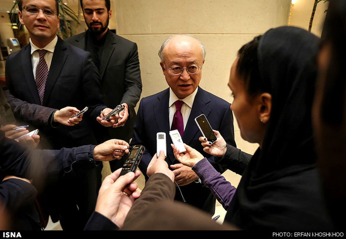 عکس/ آمانو در بین خبرنگاران