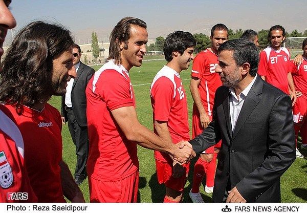 عکس/ احمدی نژاد دست در دست جادوگر