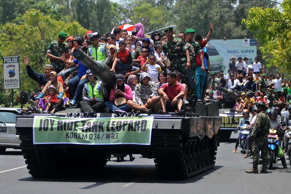 سواری دادن ارتش به مردم/عکس