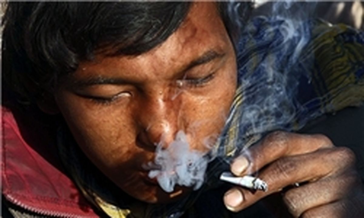 دختر ۷ ساله اسیر اعتیاد پدرش شد