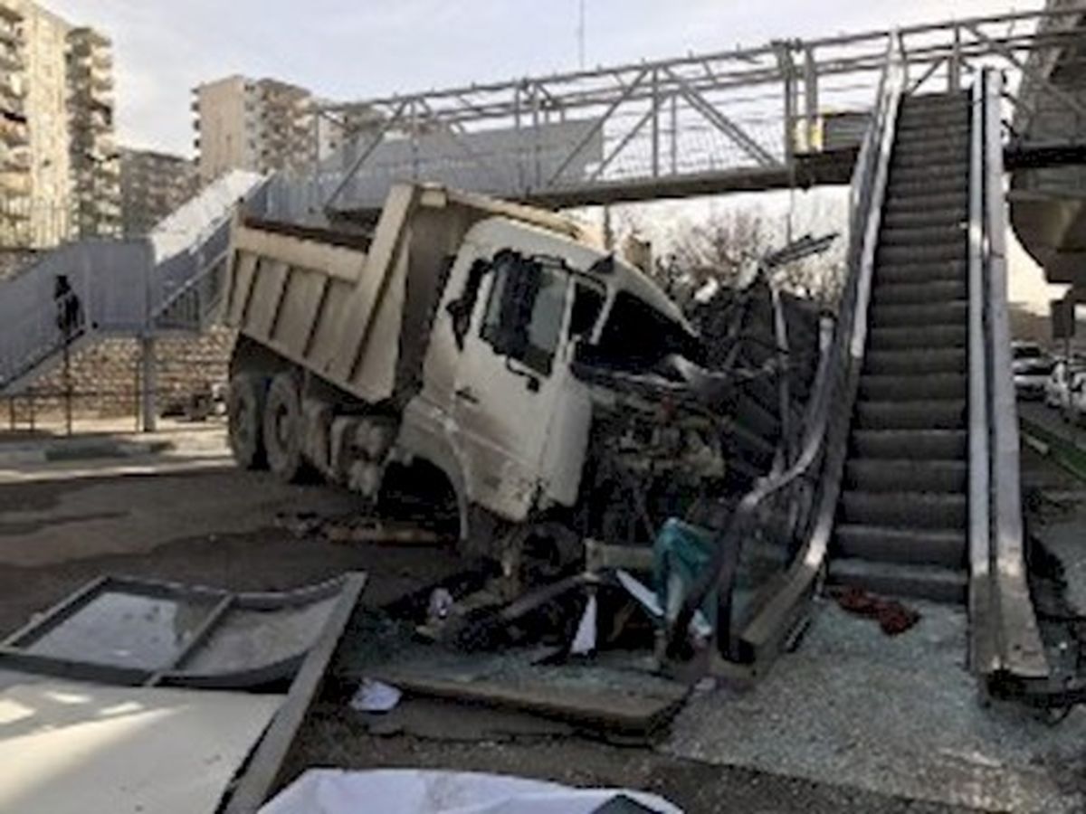 برخورد وحشتناک کامیون با پله برقی در نوبنیاد +عکس