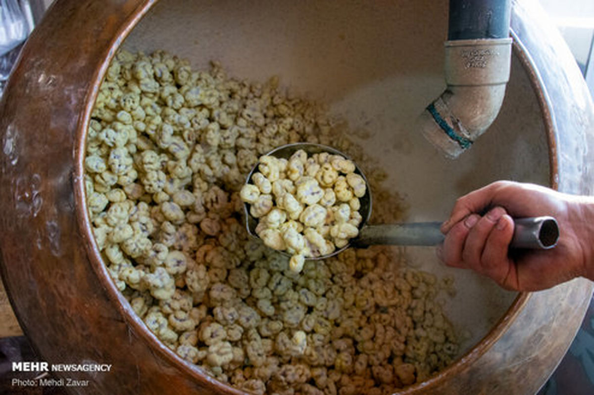تصاویر: کارگاه پخت نقل و حلوای ارومیه