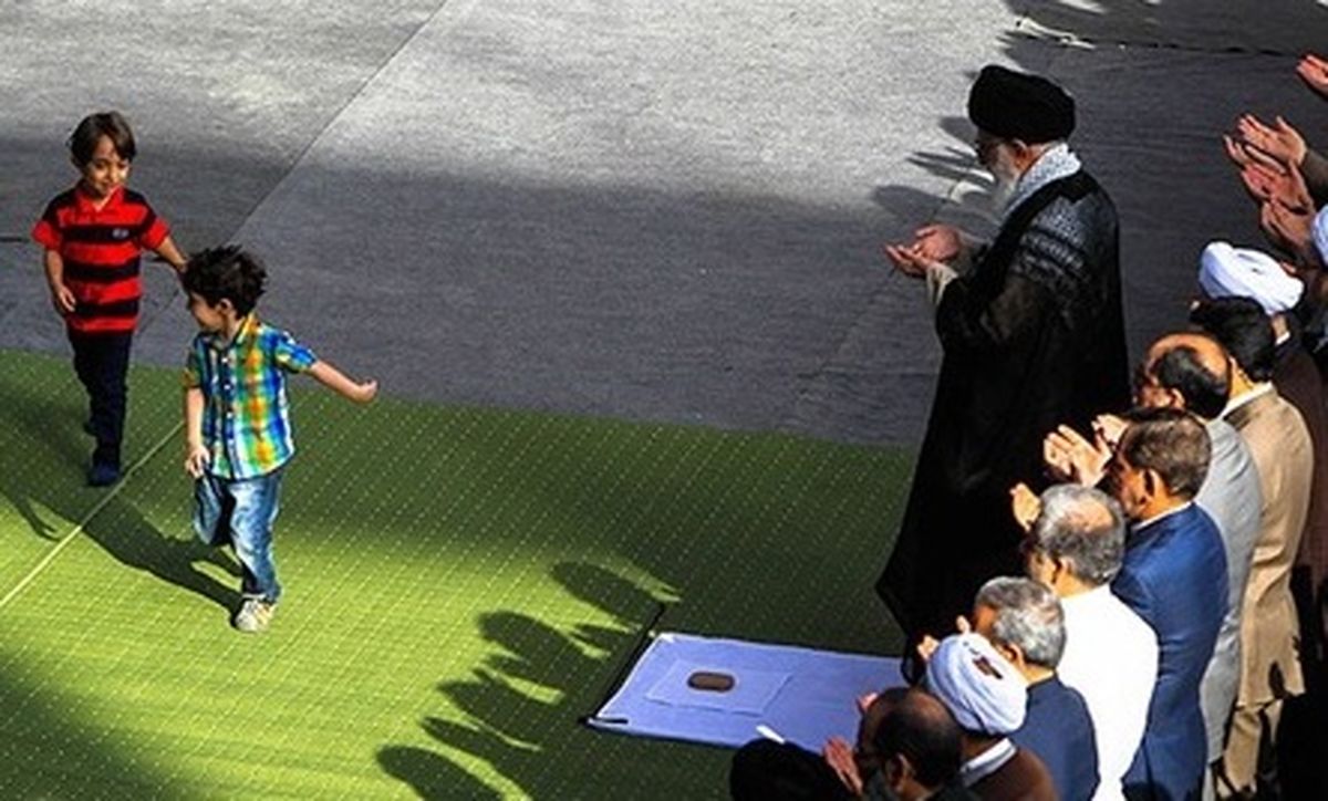 بازیگوشی دوکودک مقابل رهبری/عکس