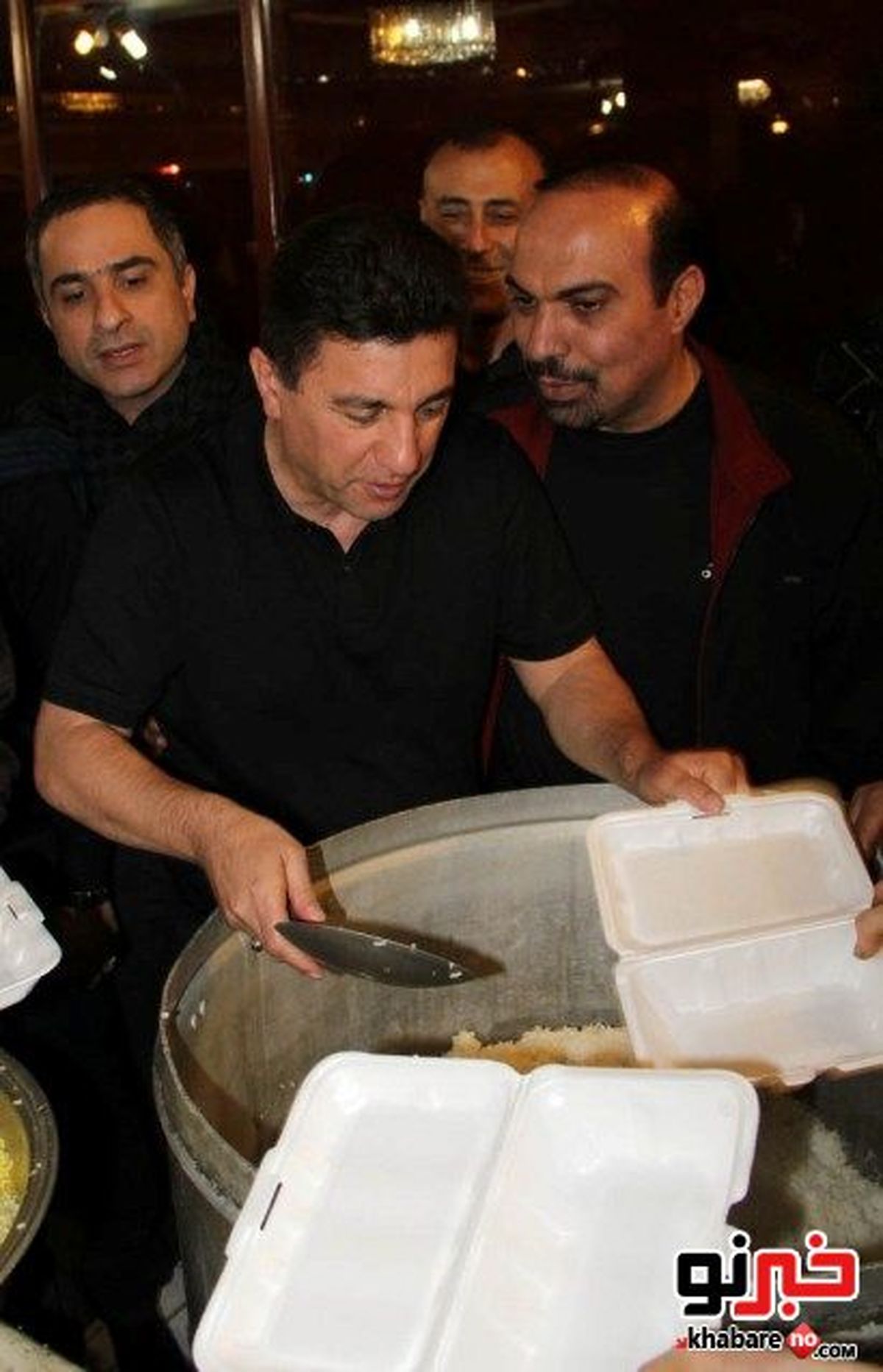قلعه نویی در حال کشیدن غذای نذری/عکس