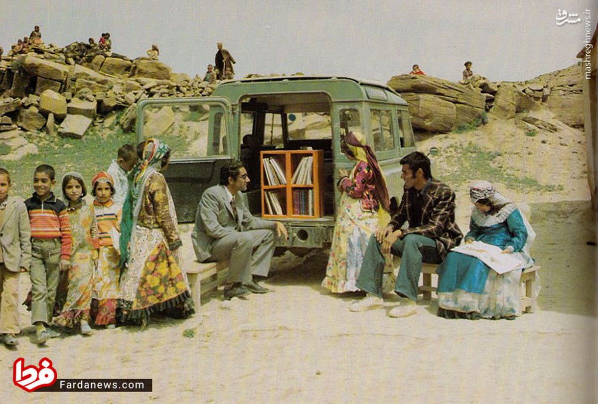 عکس: کتابفروش سیار ایرانی در سال ۱۳۴۸