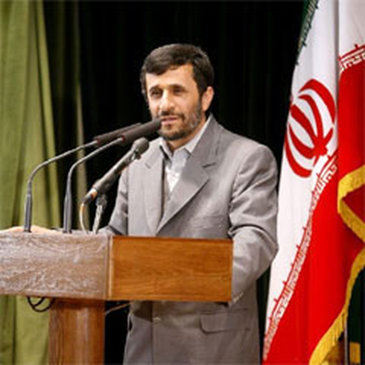 مقامات دولتی نباید از انتقاد ناراحت شوند