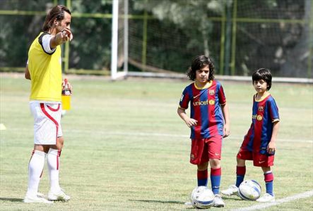 علی کریمی و فرزندانش/عکس