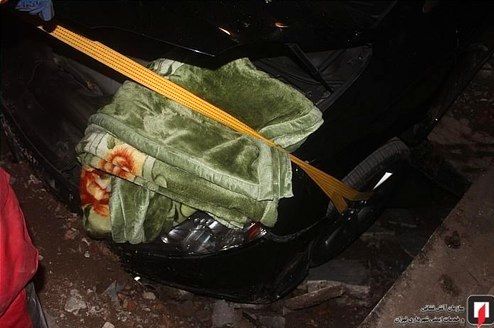 سقوط لکسوس در گودال ۳ متری پارکینگی در تهران +عکس