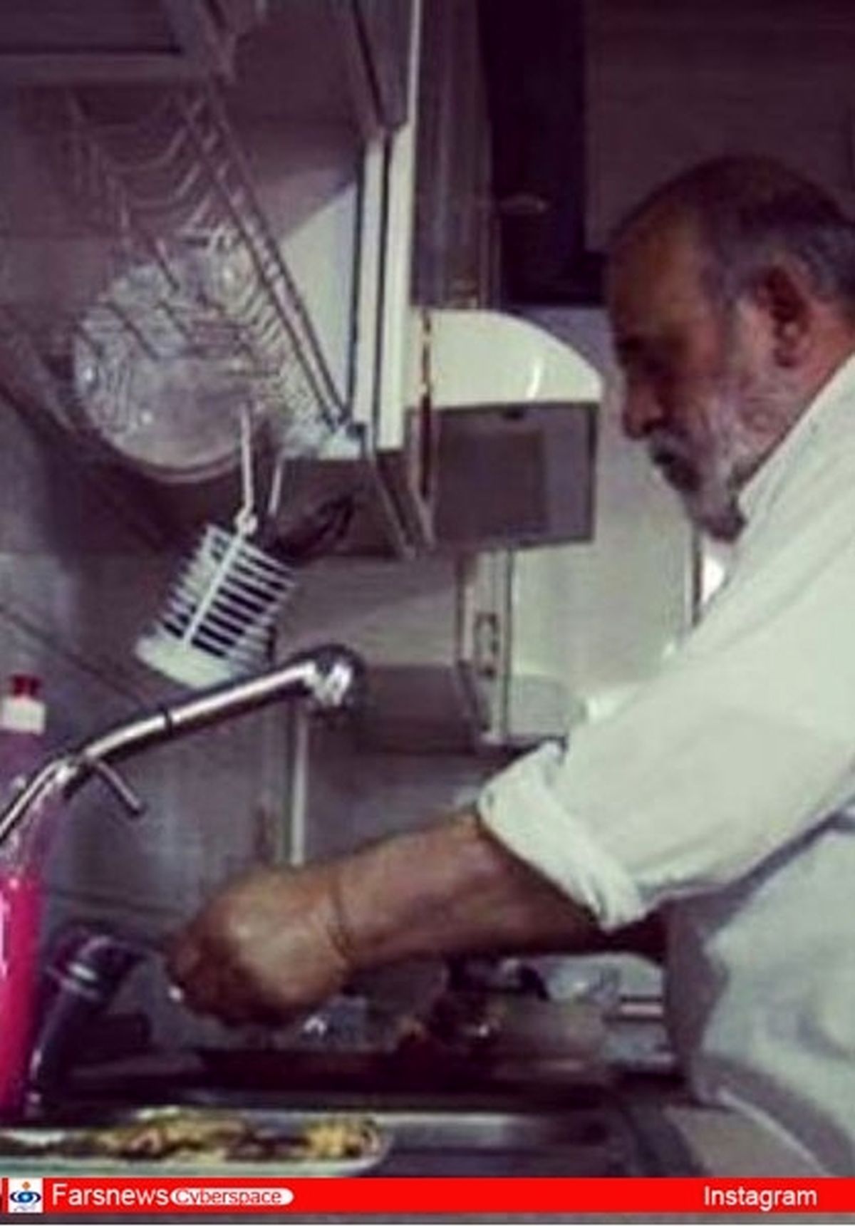 ظرف‌شستن شیخ حسین انصاریان+عکس