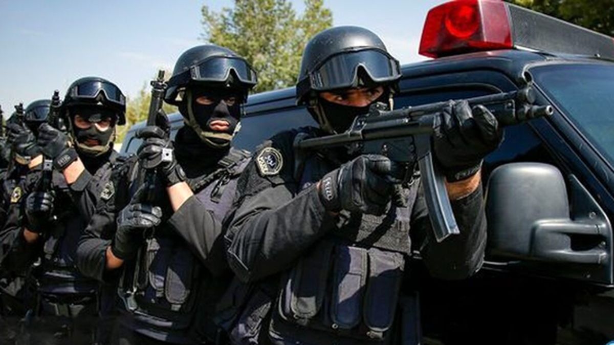 لحظه کشف جلیقه‌های انتحاری و مواد انفجاری/ خانه تیمی تروریست‌ها در خاش لو رفت 