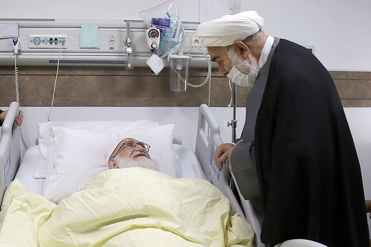 عیادت رئیس دفتر رهبر انقلاب از یکی از مراجع قم