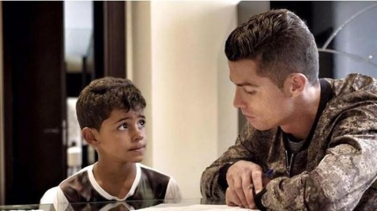 عکس: کریستیانو رونالدو در حال درس دادن به پسرش