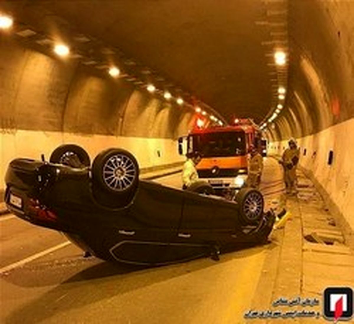 واژگون شدن خودرو «دنا» در تونل پردیس +تصاویر