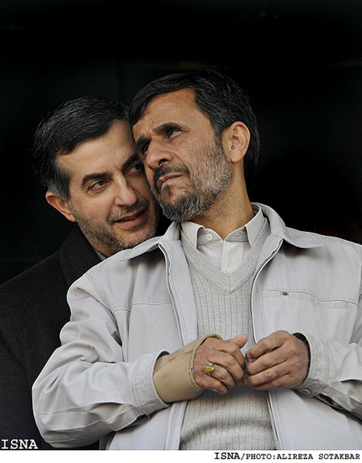همه بدانند احمدی‌نژاد خود را بدون مشایی قبول ندارد!/حامی «رئیس جمهور منهای مشایی» یک شوخی خنده دار است