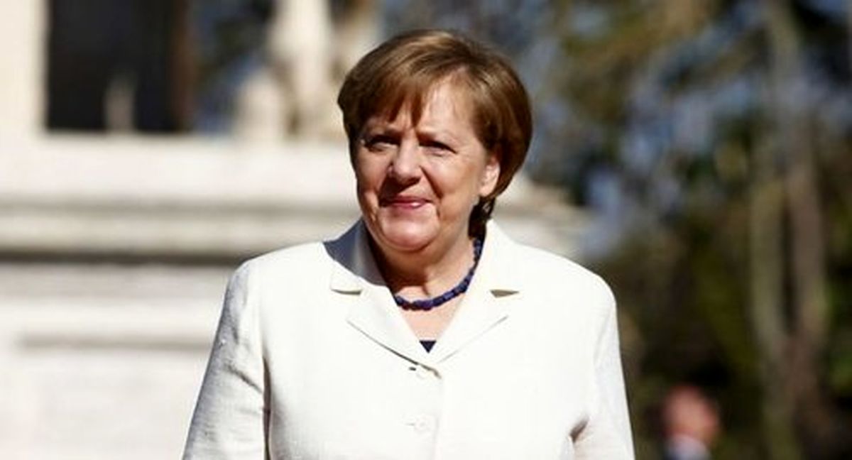 تصادف هواپیمای مرکل با یک خودرو