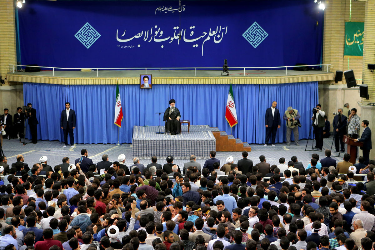 شعار جدید دانشجوها برای آمادگی دفاع از حرم/ روایتی از فریاد های دختر جانباز در مقابل رهبر