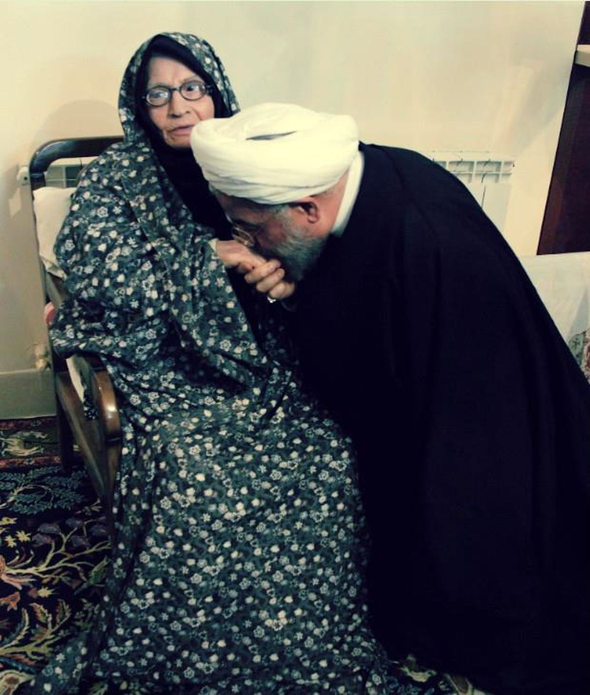 وقتی روحانی دست مادرش را بوسید/عکس