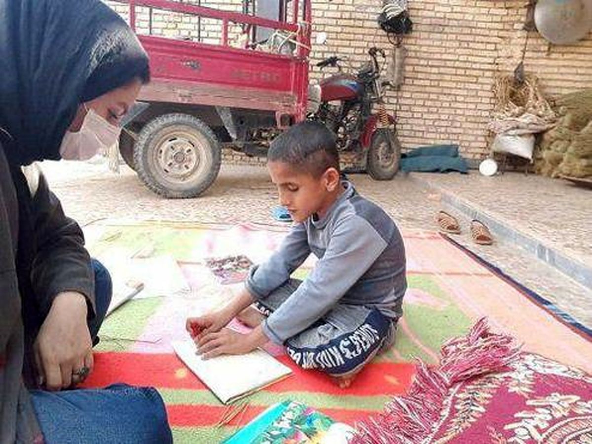 عکس: انسانیت خانم معلم در مقابل دانش آموز روشن دلش
