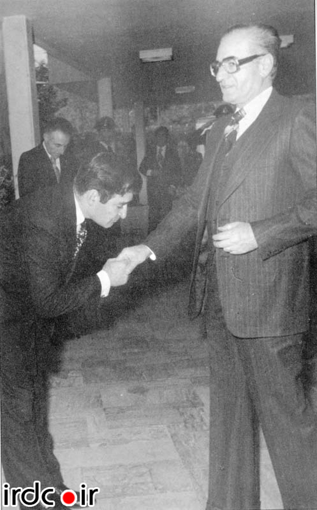 سرنوشت دست بوس شاه+ تصاویر