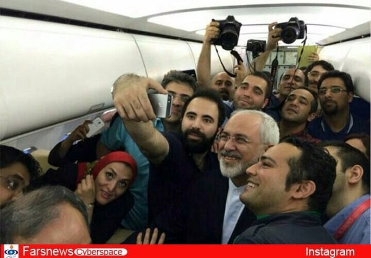 سلفی خبرنگاران با ظریف در هواپیما
