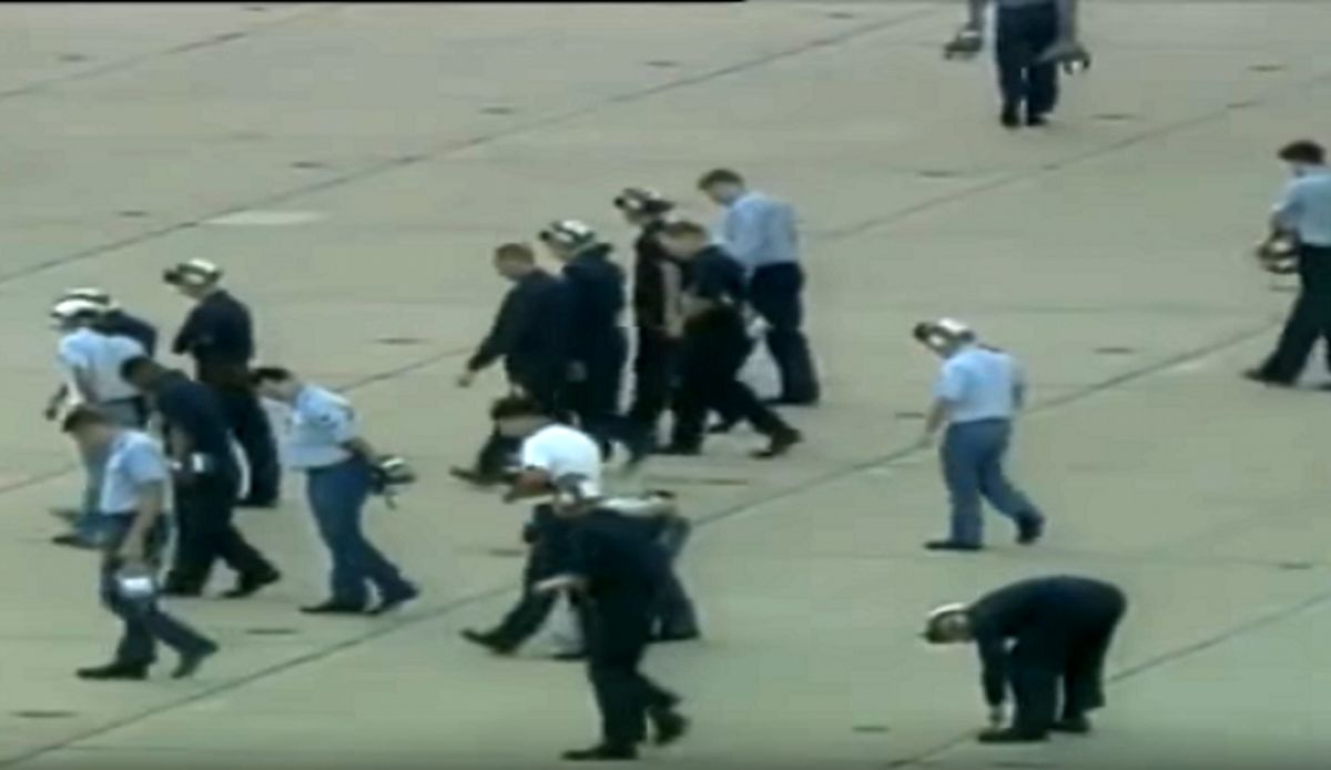 رفتار عجیب خلبانان آمریکایی قبل از پرواز! +عکس