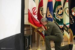 بوسه وزیر دفاع به پرچم مقدس ایران +عکس