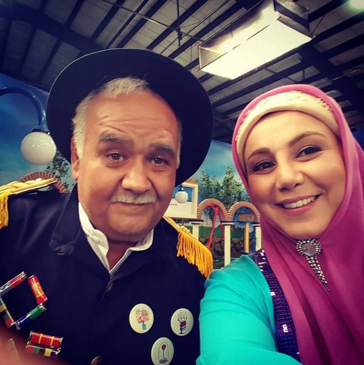 عکس: اکبر عبدی و بهنوش بختیاری در محله گل و بلبل