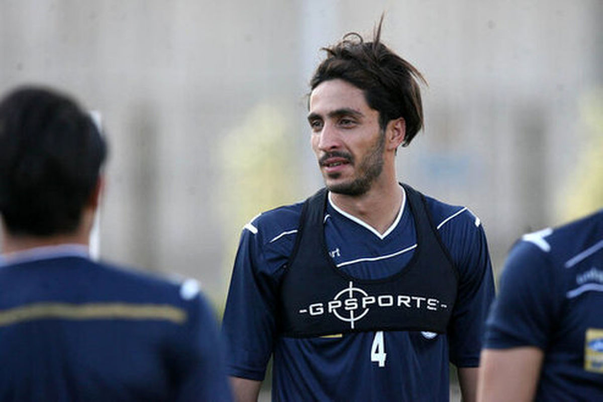 مدافع استقلال با موبایل سر جلسه کنکور دکتری! +عکس