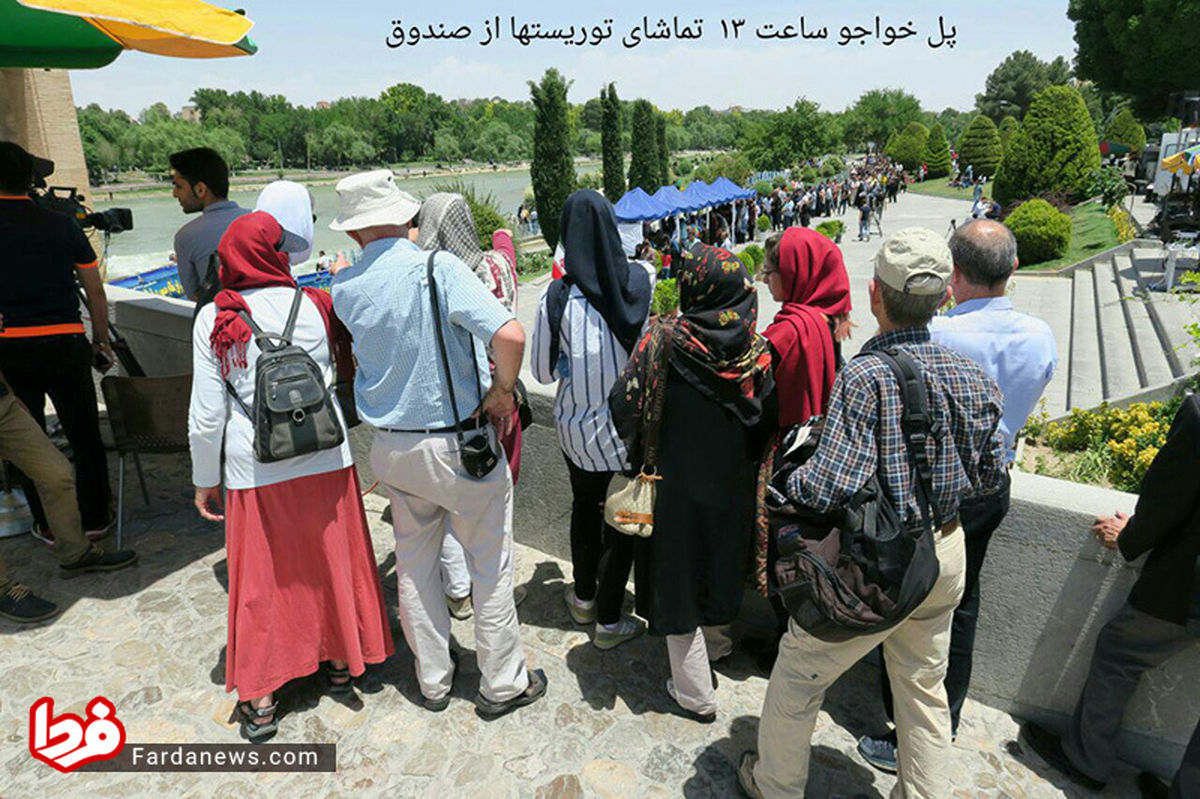 عکس: تعجب توریست ها از صف رایدهندگان در اصفهان