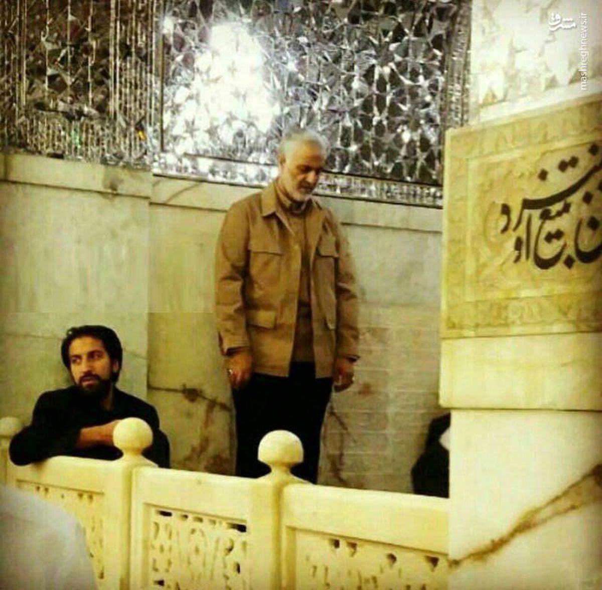 عکس: نماز زیارت سردار سلیمانی در حرم امام رضا(ع)