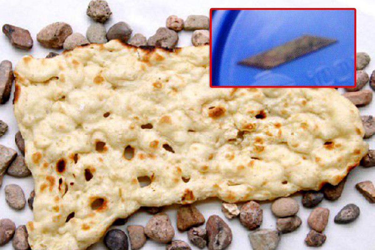 عکس: جسم خارجی عجیب در نان سنگک